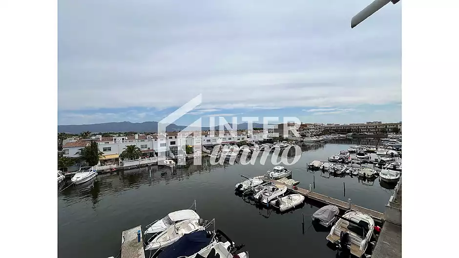 Un bonic i modern pis amb vistes al canal i una amarrada de 2,5 x 5 m al Port d'Empordà, a prop de l - foto 1 de 16