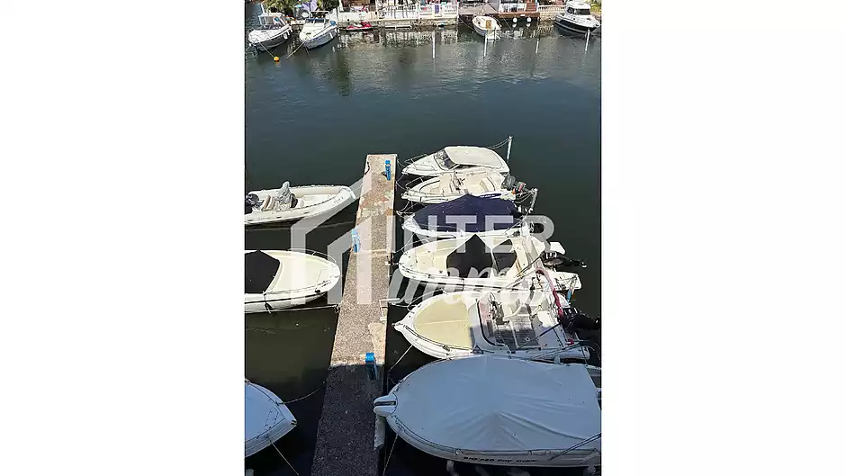 Un bonic i modern pis amb vistes al canal i una amarrada de 2,5 x 5 m al Port d'Empordà, a prop de l - foto 15 de 16