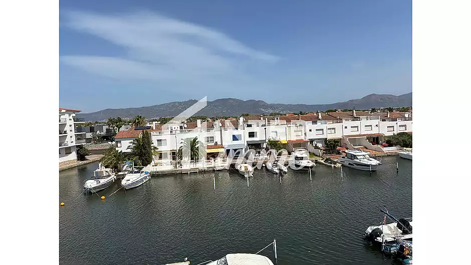 Un bonic i modern pis amb vistes al canal i una amarrada de 2,5 x 5 m al Port d'Empordà, a prop de l - foto 16 de 16