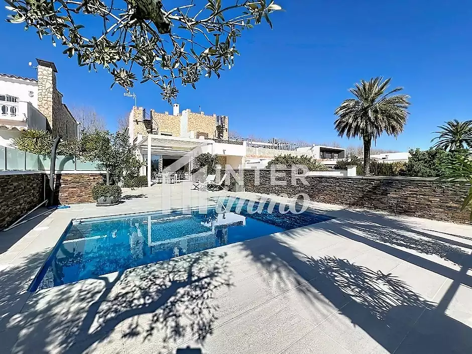 Casa amb llicència turística piscina canal ample a Empuriabrava - foto 1 de 43