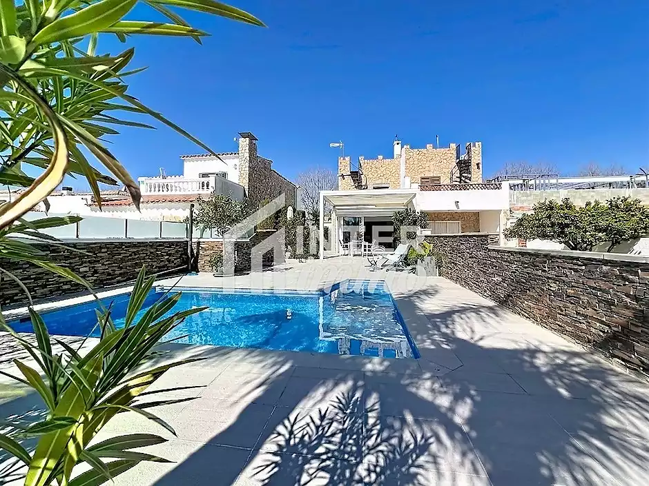 Casa amb llicència turística piscina canal ample a Empuriabrava - foto 2 de 43