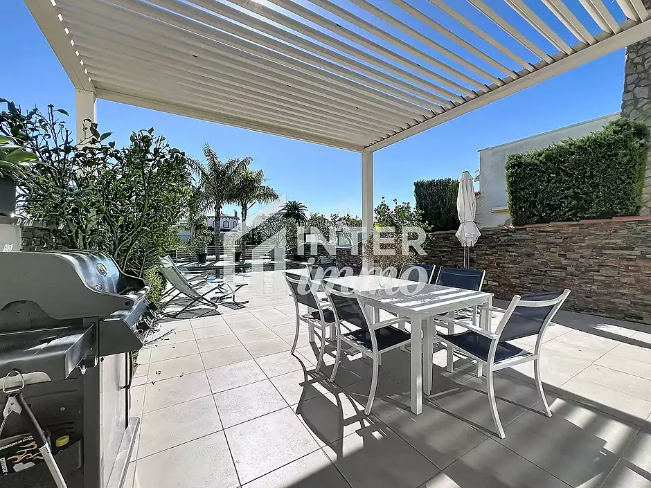 Casa amb llicència turística piscina canal ample a Empuriabrava - foto 3 de 43