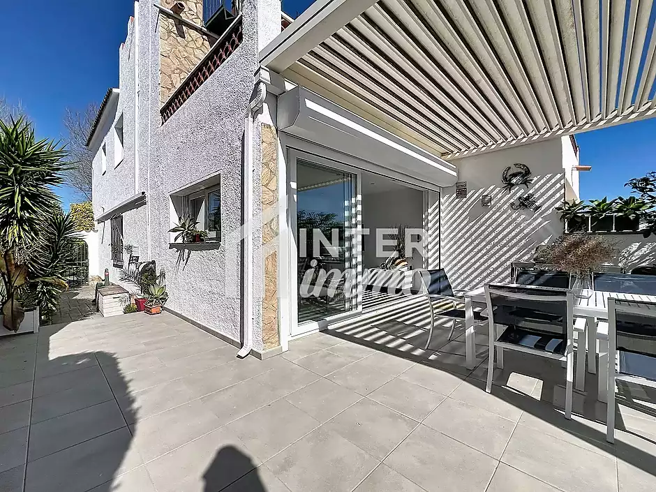 Casa amb llicència turística piscina canal ample a Empuriabrava - foto 4 de 43