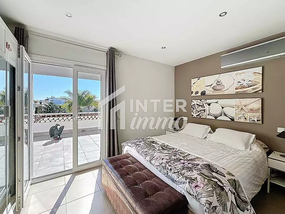 Casa amb llicència turística piscina canal ample a Empuriabrava - foto 15 de 43