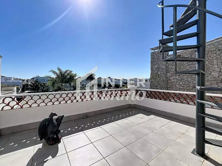 Casa amb llicència turística piscina canal ample a Empuriabrava - foto 17 de 43