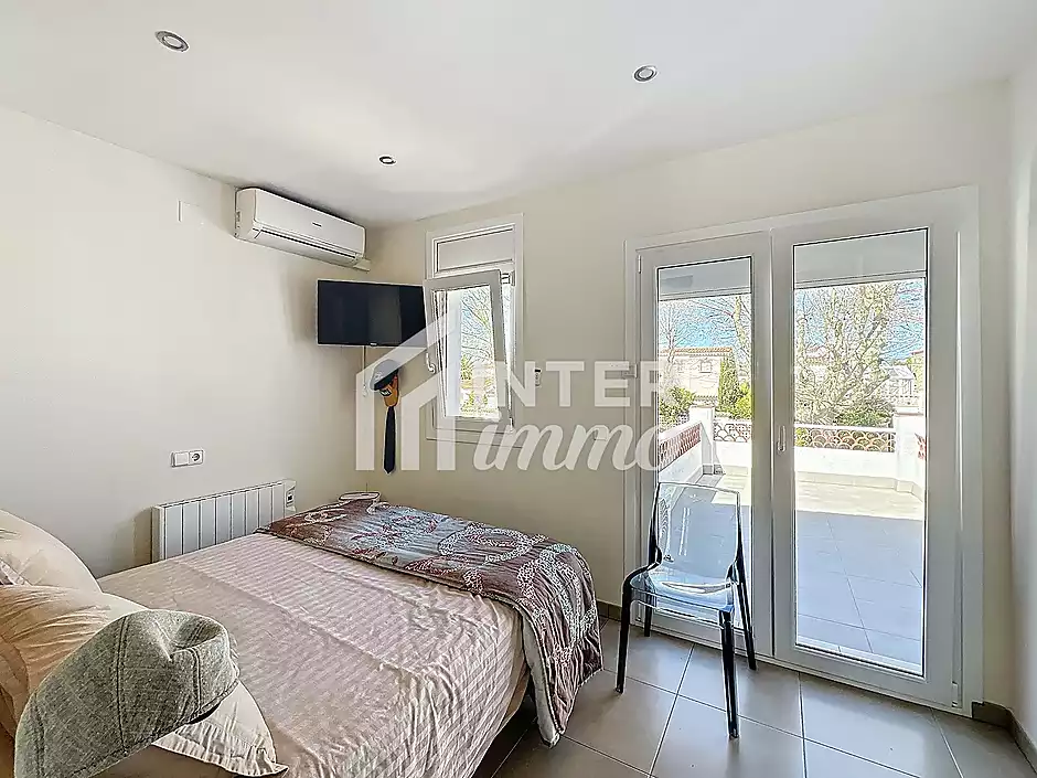 Casa amb llicència turística piscina canal ample a Empuriabrava - foto 19 de 43