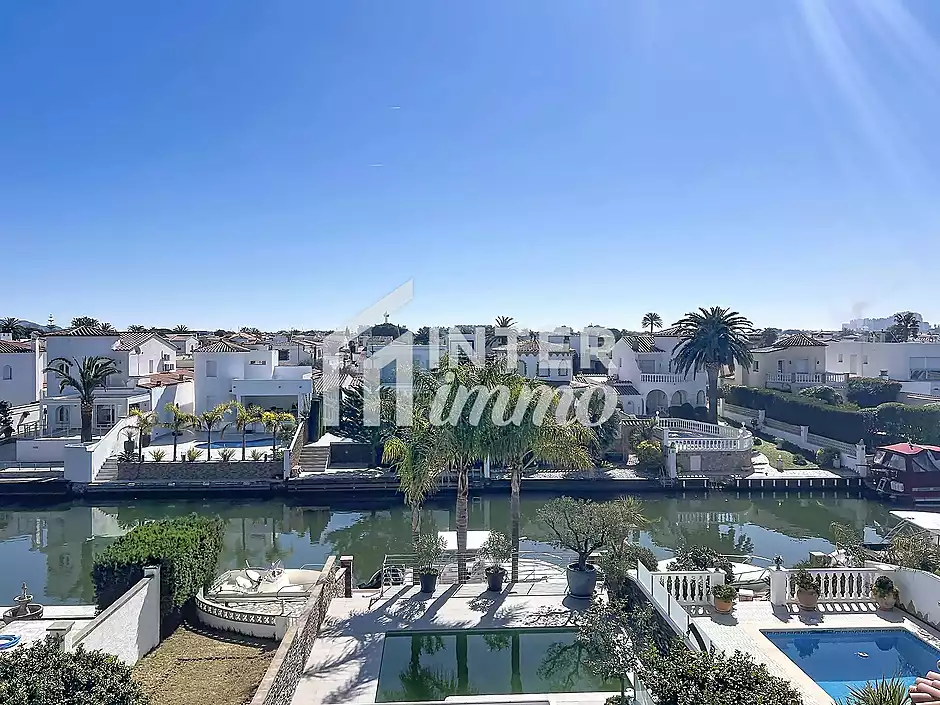 Casa amb llicència turística piscina canal ample a Empuriabrava - foto 23 de 43