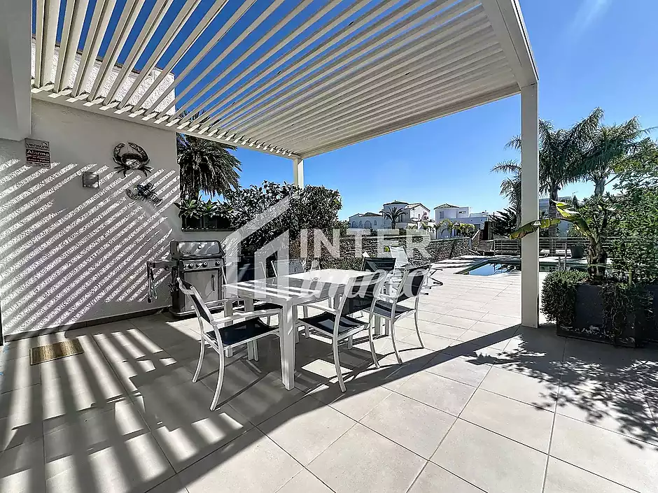 Casa amb llicència turística piscina canal ample a Empuriabrava - foto 24 de 43