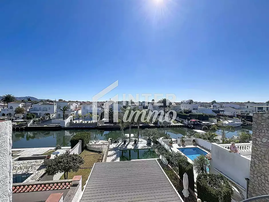 Casa amb llicència turística piscina canal ample a Empuriabrava - foto 25 de 43