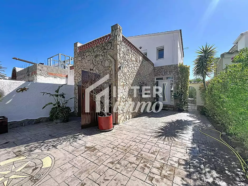 Casa amb llicència turística piscina canal ample a Empuriabrava - foto 26 de 43