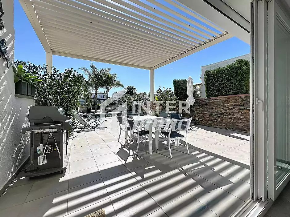 Casa amb llicència turística piscina canal ample a Empuriabrava - foto 27 de 43