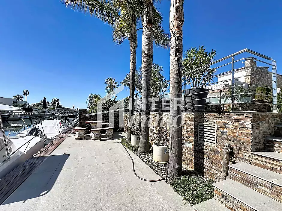 Casa amb llicència turística piscina canal ample a Empuriabrava - foto 28 de 43
