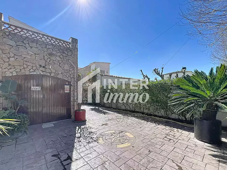 Casa amb llicència turística piscina canal ample a Empuriabrava - foto 29 de 43