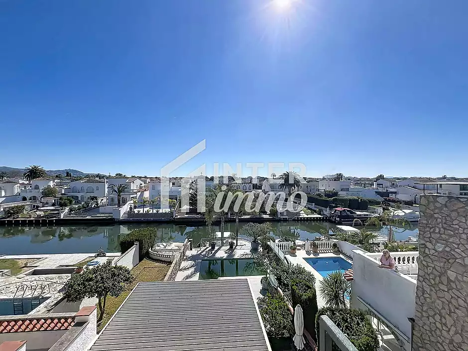 Casa amb llicència turística piscina canal ample a Empuriabrava - foto 30 de 43