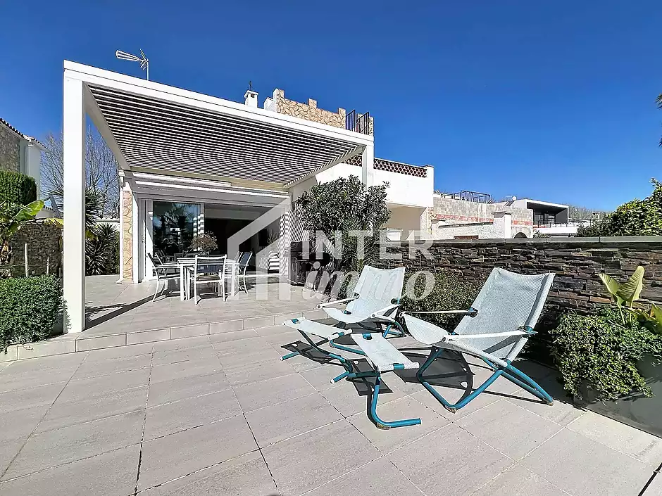 Casa amb llicència turística piscina canal ample a Empuriabrava - foto 32 de 43