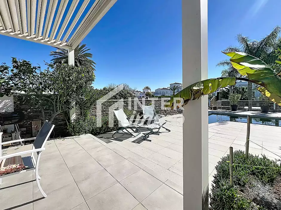 Casa amb llicència turística piscina canal ample a Empuriabrava - foto 33 de 43