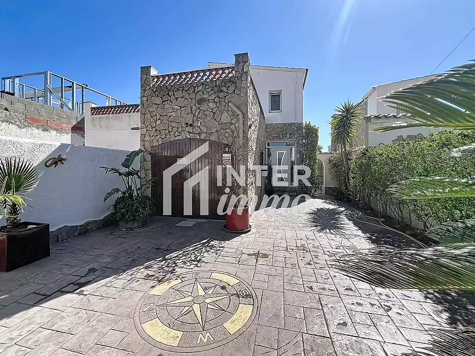 Casa amb llicència turística piscina canal ample a Empuriabrava - foto 35 de 43