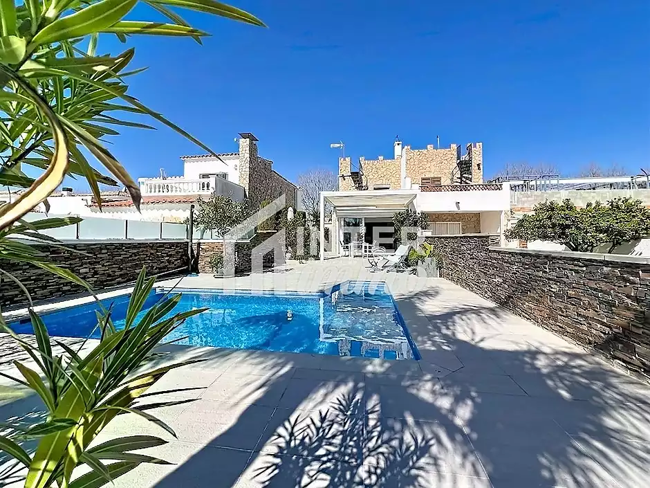 Casa amb llicència turística piscina canal ample a Empuriabrava - foto 37 de 43