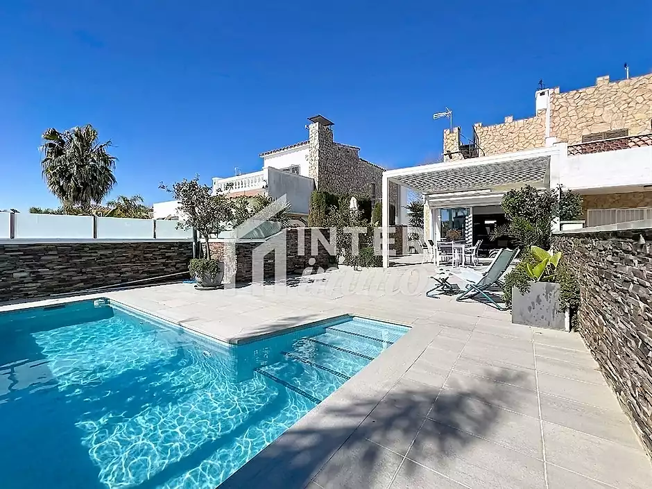 Casa amb llicència turística piscina canal ample a Empuriabrava - foto 38 de 43