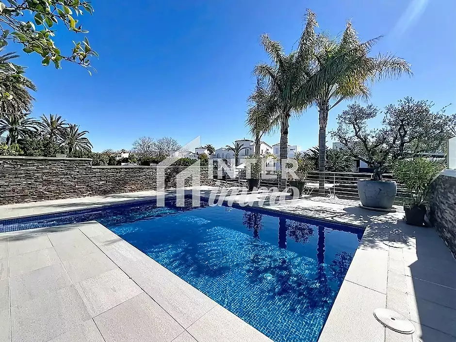 Casa amb llicència turística piscina canal ample a Empuriabrava - foto 40 de 43
