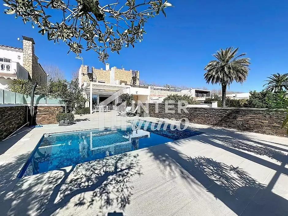 Casa amb llicència turística piscina canal ample a Empuriabrava - foto 43 de 43