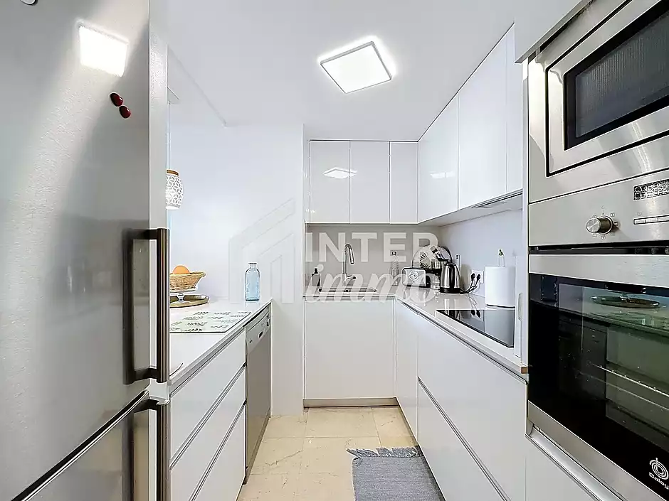 Magnificent Canal View Apartment, 2 Bedrooms, Pool, Parking - photo 12 of 24