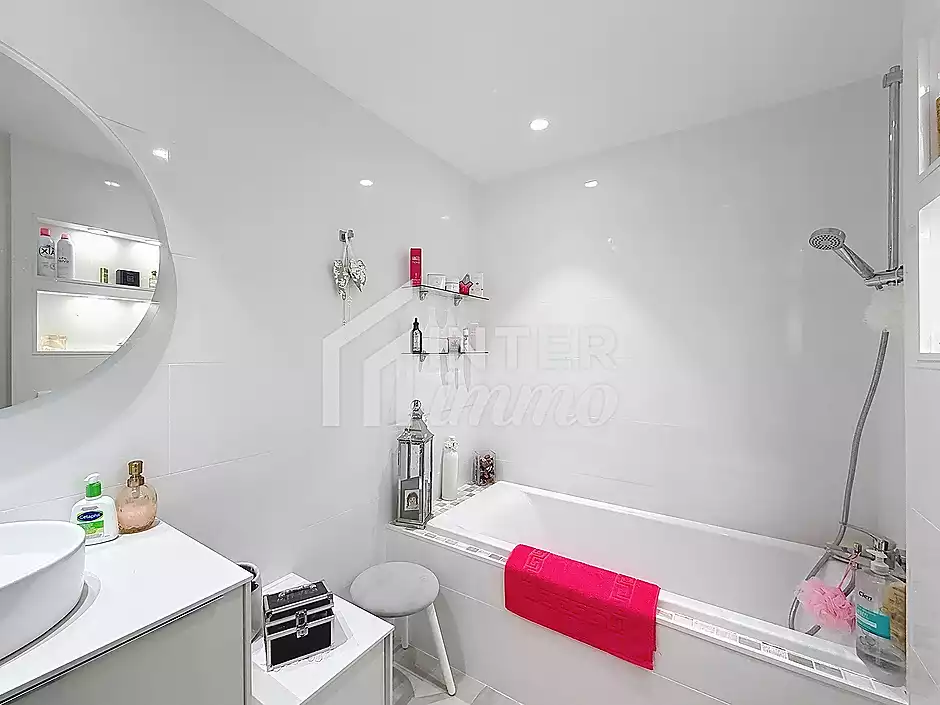 Magnificent Canal View Apartment, 2 Bedrooms, Pool, Parking - photo 20 of 24