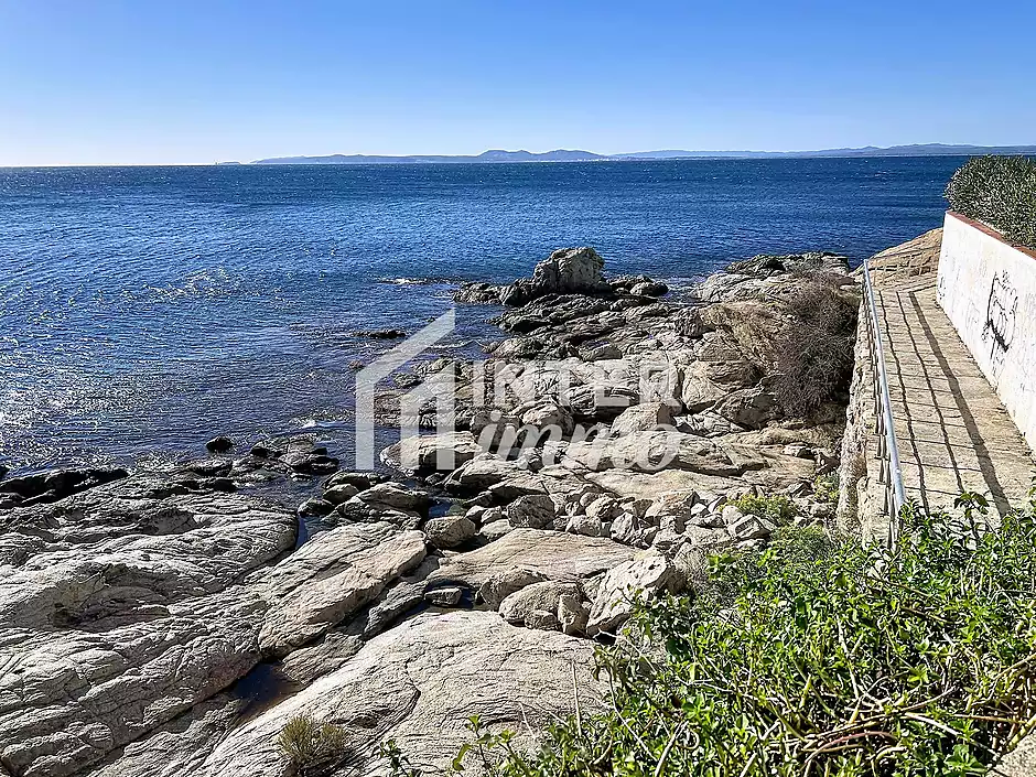 The Mediterranean as far as the eye can see... and a dream investment! - photo 25 of 30