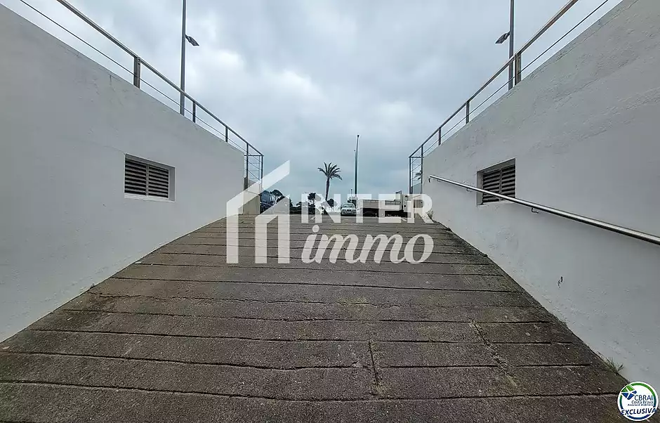 EMPURIABRAVA-DELTA MUGA: Plaza de aparcamiento subterr&aacute;neo en venta - foto 2 de 2