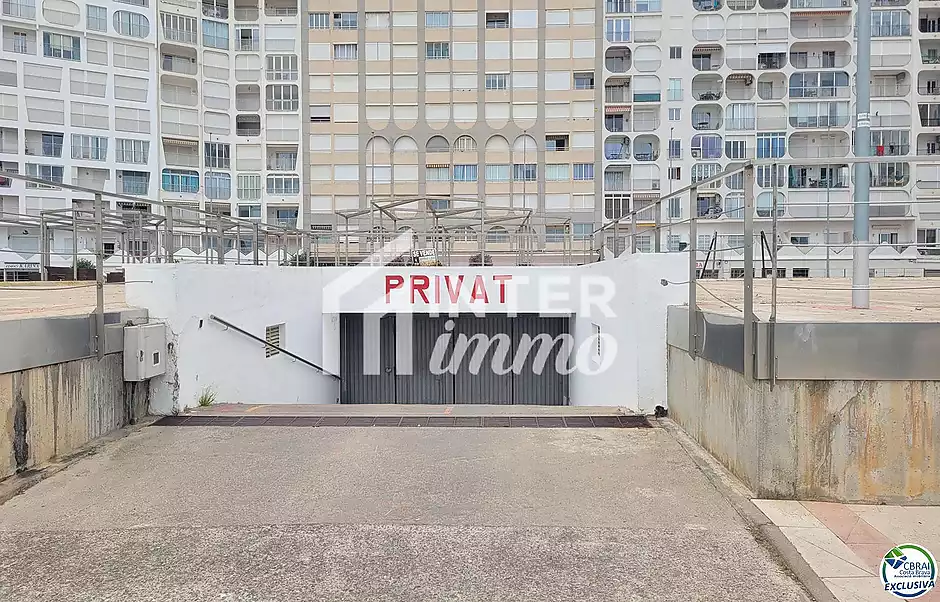 EMPURIABRAVA-DELTA MUGA: Plaza de aparcamiento subterr&aacute;neo en venta - foto 1 de 2