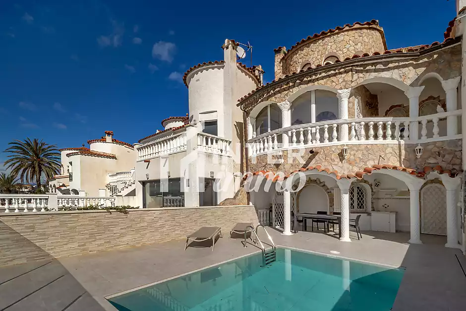 Magnificent fisherman's house with mooring and pool - photo 1 of 38