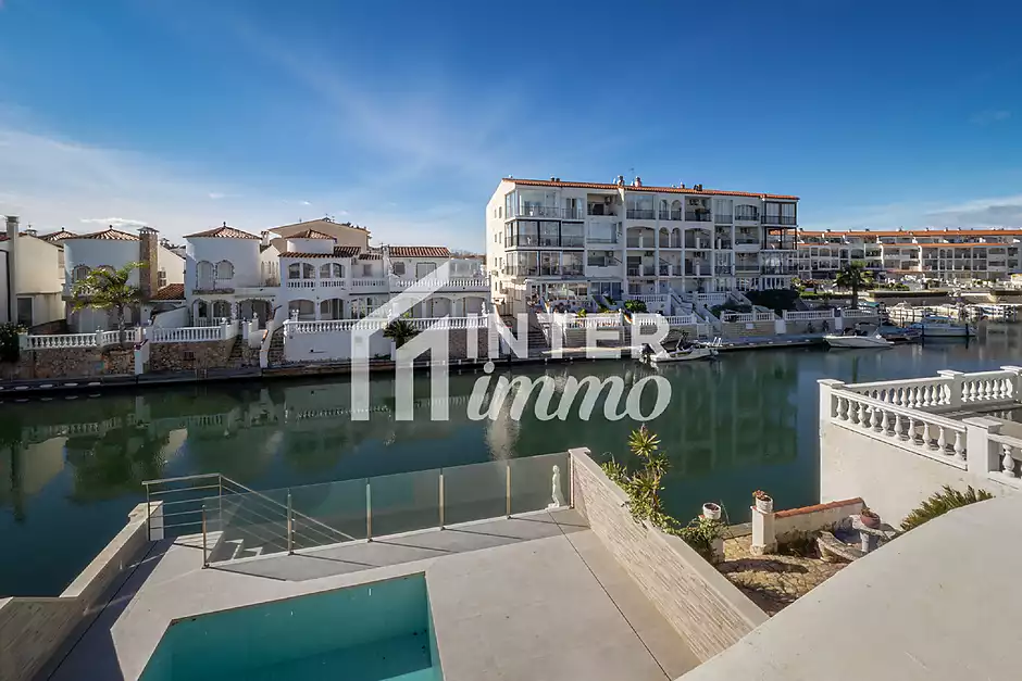 Magnificent fisherman's house with mooring and pool - photo 17 of 38