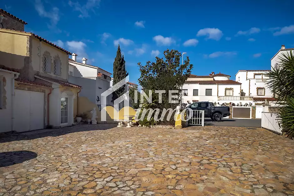 Magnificent fisherman's house with mooring and pool - photo 21 of 38