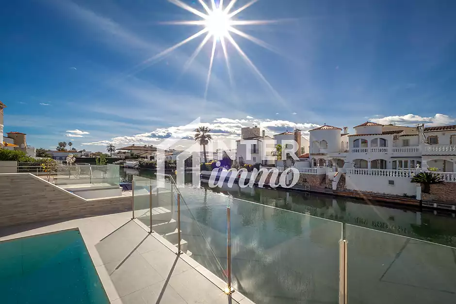 Magnificent fisherman's house with mooring and pool - photo 29 of 38