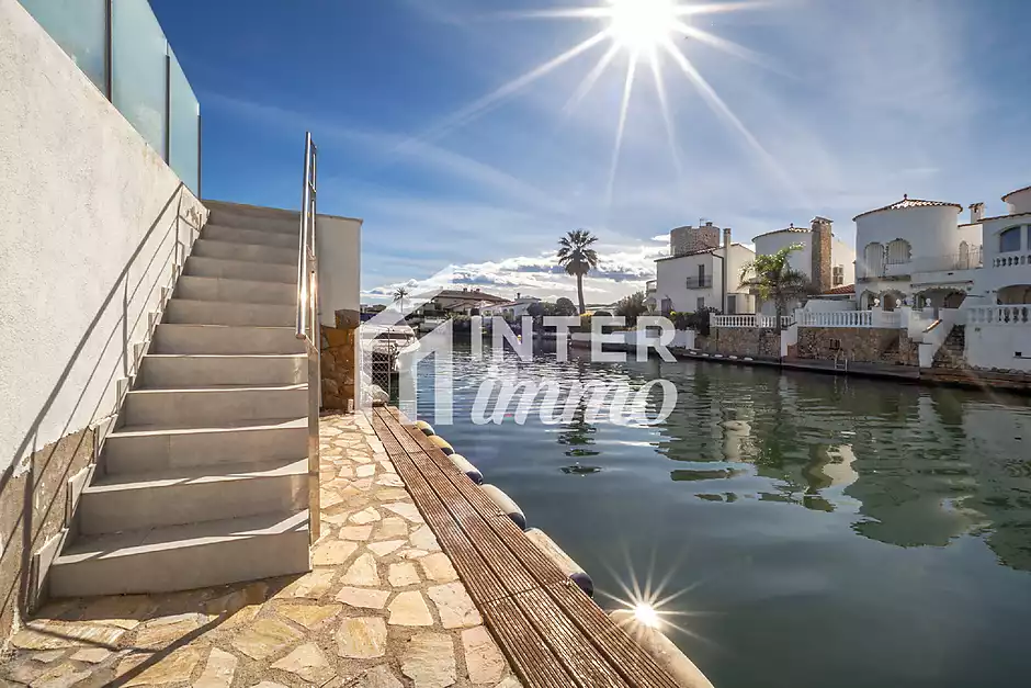 Magnificent fisherman's house with mooring and pool - photo 30 of 38