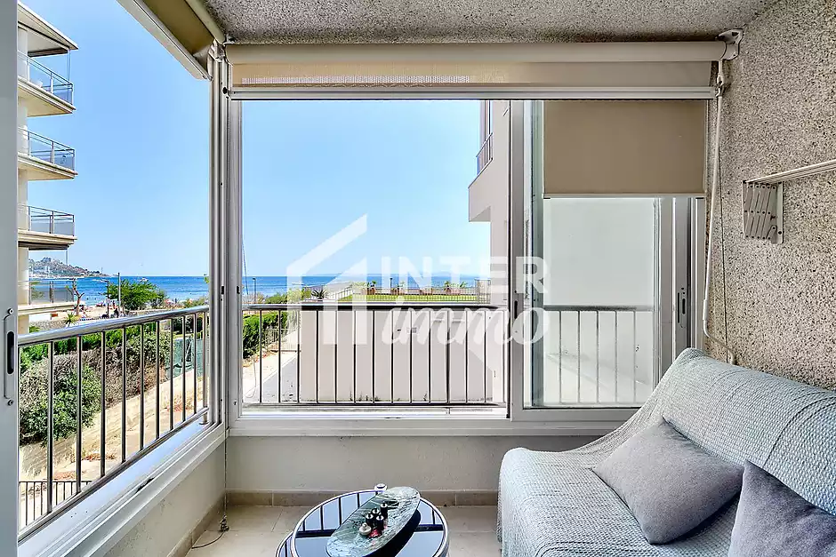 Seafront apartment with sea views in Salatar, Roses - photo 1 of 20