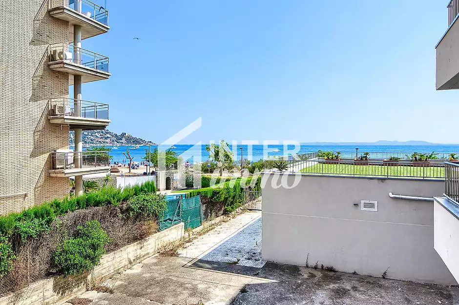 Seafront apartment with sea views in Salatar, Roses - photo 3 of 20