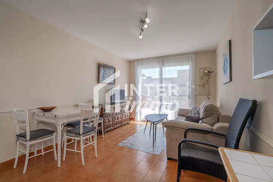 Central penthouse with private solarium and sea views in Empuriabrava - photo 1 of 19