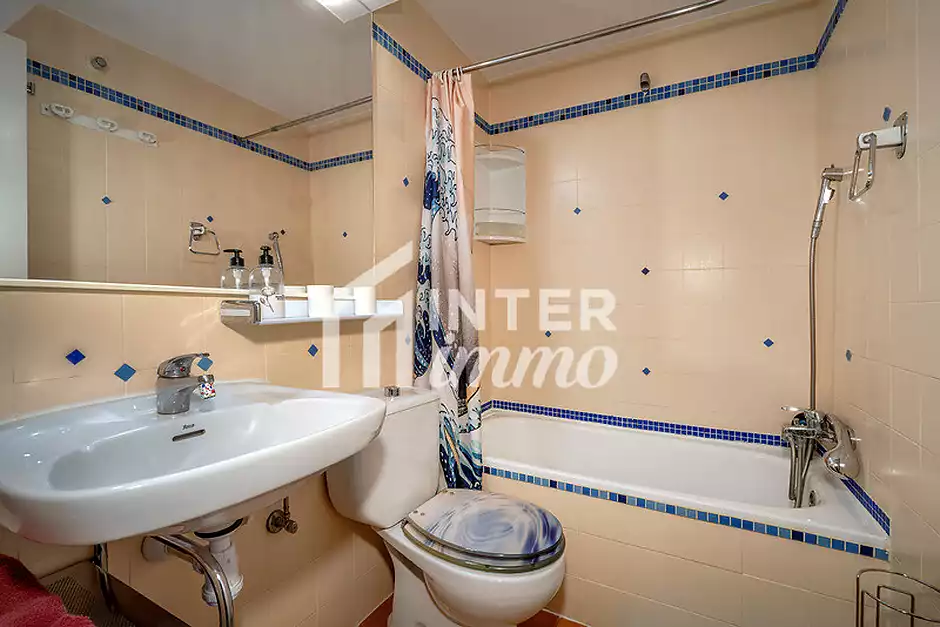 Central penthouse with private solarium and sea views in Empuriabrava - photo 16 of 19