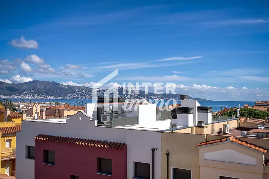 Central penthouse with private solarium and sea views in Empuriabrava - photo 19 of 19