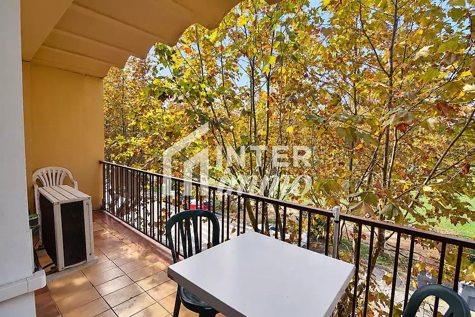 Apartamento reformado con terraza y aire acondicionado - foto 1 de 17