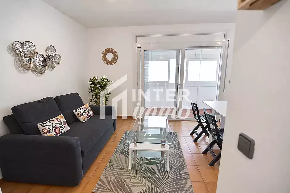 Apartamento reformado con terraza y aire acondicionado - foto 3 de 17