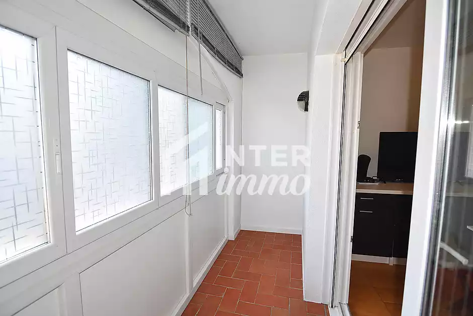 Apartamento reformado con terraza y aire acondicionado - foto 16 de 17
