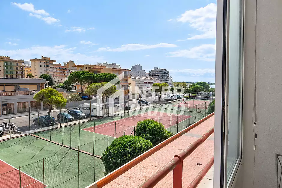 Bonito apartamento en Roses con piscinas comunitarias y vistas abiertas - foto 1 de 21