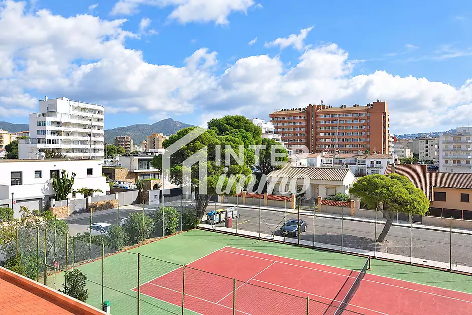 Bonito apartamento en Roses con piscinas comunitarias y vistas abiertas - foto 2 de 21