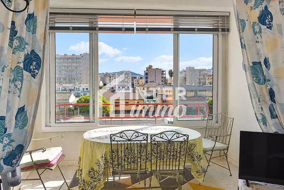 Bonito apartamento en Roses con piscinas comunitarias y vistas abiertas - foto 3 de 21