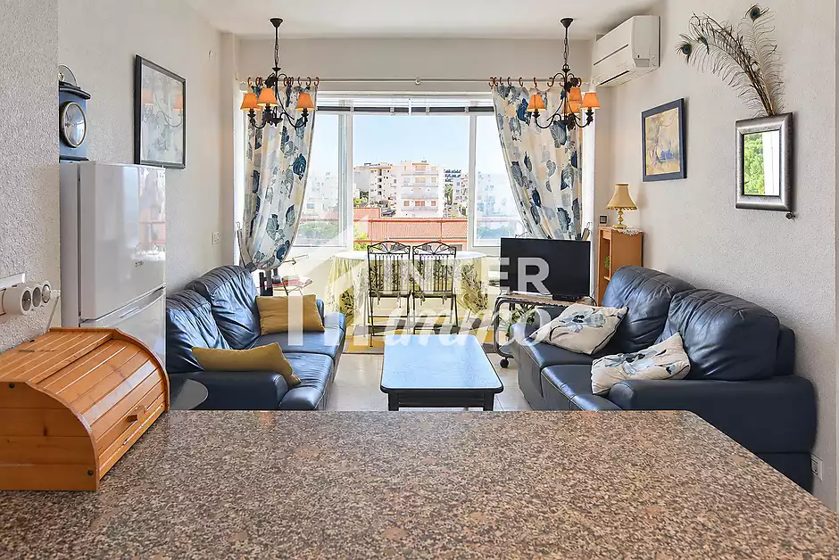 Bonito apartamento en Roses con piscinas comunitarias y vistas abiertas - foto 5 de 21
