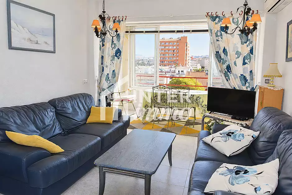 Bonito apartamento en Roses con piscinas comunitarias y vistas abiertas - foto 7 de 21