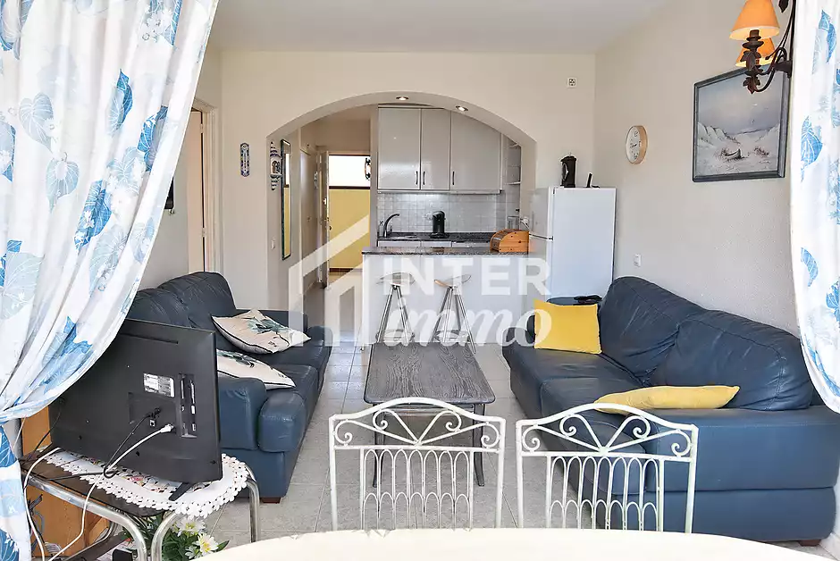 Bonito apartamento en Roses con piscinas comunitarias y vistas abiertas - foto 8 de 21