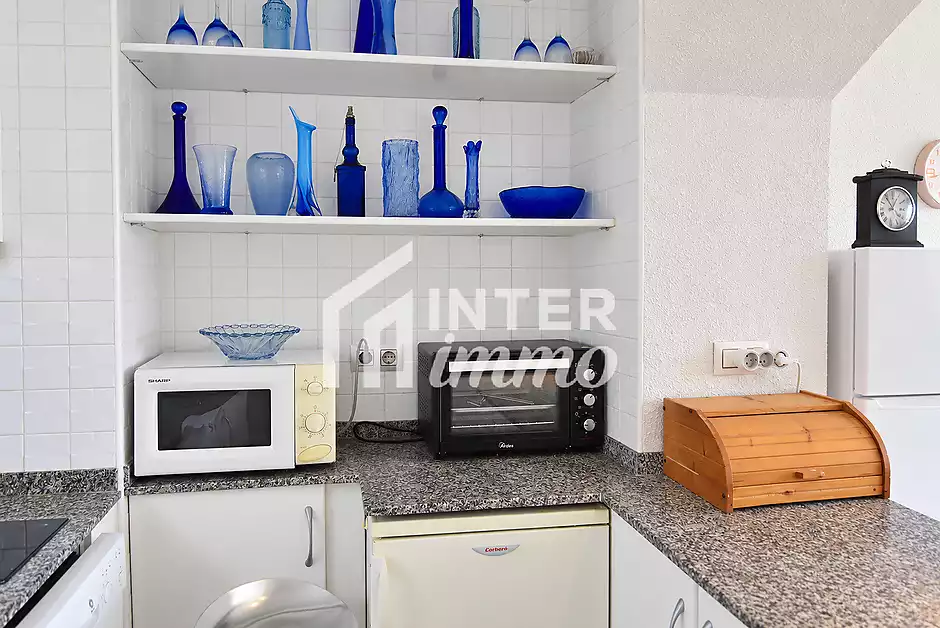 Bonito apartamento en Roses con piscinas comunitarias y vistas abiertas - foto 11 de 21
